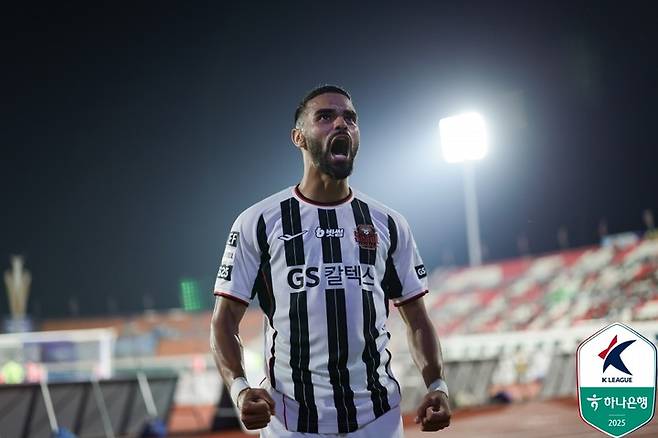 28일 김천상무와 원정 경기에서 골을 넣고 포효하는 FC서울 루카스 실바