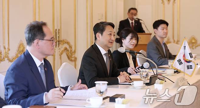 안덕근 산업통상자원부 장관이 서울 중구 롯데호텔에서 열린 제57회 한일경제인회의 사전 환담에서 인사말을 하고 있다. 2025.5.26/뉴스1 ⓒ News1 김성진 기자