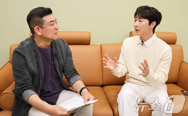 정덕현 대중문화평론가(왼쪽)와 그룹 H.O.T. 출신 가수 장우혁 / 뉴스1 ⓒ News1 허경 기자
