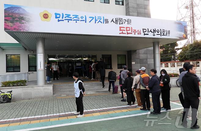 사전투표 첫날인 29일 오전 제주시 연동 사전투표소인 제주도의회 의원회관 앞에서 유권자들이 투표를 위해 줄을 서고 있다. 2025.5.29/뉴스1 ⓒ News1 오미란 기자