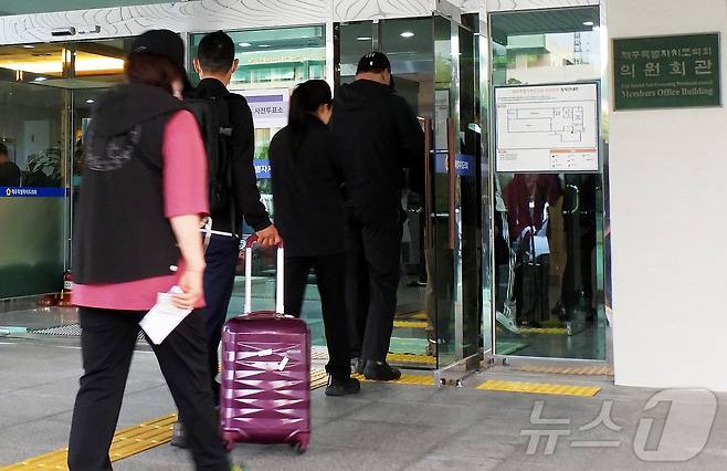 사전투표 첫날인 29일 오전 제주시 연동 사전투표소인 제주도의회 의원회관 앞에서 유권자들이 순서대로 입장하고 있다. 2025.5.29/뉴스1 ⓒ News1 오미란 기자