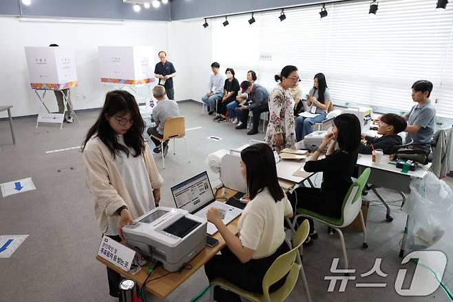 제21대 대통령 사전투표 첫날인 29일 광주 동구 서남동 사전투표소에 유권자들의 발길이 이어지고 있다. ⓒ News1 이승현 기자