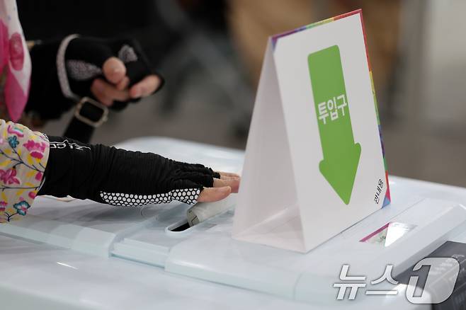 제21대 대통령 사전투표 첫날인 29일 광주 동구 서남동 사전투표소에서 유권자가 투표용지를 투표함에 넣고 있다. 2025.5.29/뉴스1 ⓒ News1 이승현 기자