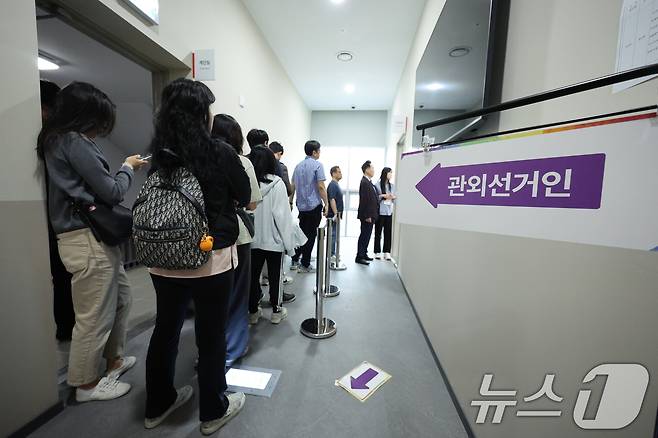 제21대 대통령 선거 사전 투표 첫날인 29일 오전 서울 중구 을지누리센터에 마련된 사전투표소에서 시민들이 투표를 하기 위해 줄을 서 있다. 2025.5.29/뉴스1 ⓒ News1 신웅수 기자