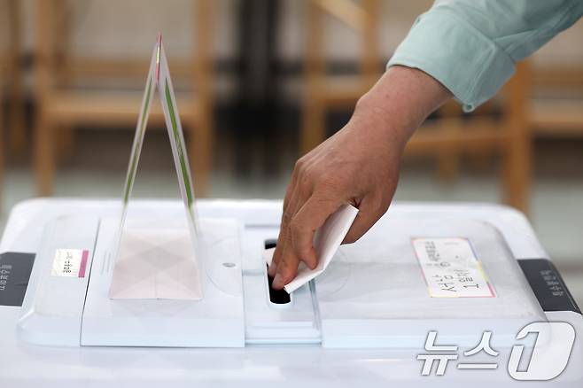 제21대 대통령 사전투표 첫날인 29일 광주 동구 서남동 사전투표소에서 유권자가 투표용지를 투표함에 넣고 있다. 2025.5.29/뉴스1 ⓒ News1 이승현 기자