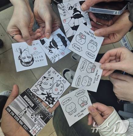 제21대 대통령 선거 사전 투표 첫날인 29일 서울 영등포구 여의동주민센터에 마련된 사전투표소에서 투표를 마친 유권자들이 각양각색의 투표인증용지를 보여주고 있다. 2025.05.29/뉴스1 ⓒ News1 신윤하 기자