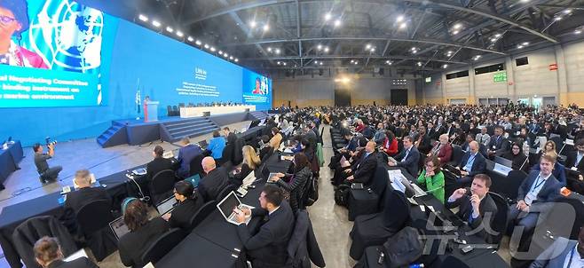 25일 부산 벡스코에서 플라스틱 오염 종식을 위한 국제협약 마련 제5차 정부 간 협상위원회가 개회하고 있다. 김완섭 환경부장관과 잉거 안데르센 유엔환경계획(UNEP) 사무총장, 루이스 바야스 발비디에소 협상위 의장(주영국 에콰도르대사), 조홍식 기후환경대사 등이 참석했다. 윤석열 대통령은 영상 축사를 보냈다. 2024.11.25/뉴스1 ⓒ News1 황덕현 기후환경전문기자