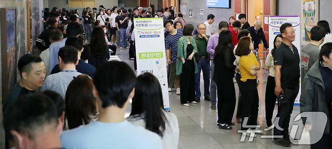 제21대 대통령 선거 사전 투표 첫날인 29일 전북 전주시 전북특별자치도청 4층 대회의실에 마련된 사전투표소가 유권자들로 북적이고 있다. 2025.5.29/뉴스1 ⓒ News1 유경석 기자