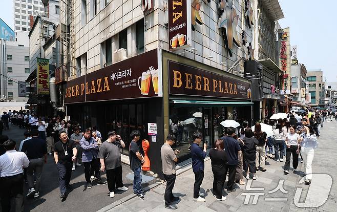 제21대 대통령선거 사전투표 첫 날인 29일 서울 중구 소공동주민센터에 마련된 투표소에서 직장인들이 점심시간을 이용해 투표를 하기 위해 길게 줄을 늘어서 있다. 2025.5.29/뉴스1 ⓒ News1 오대일 기자