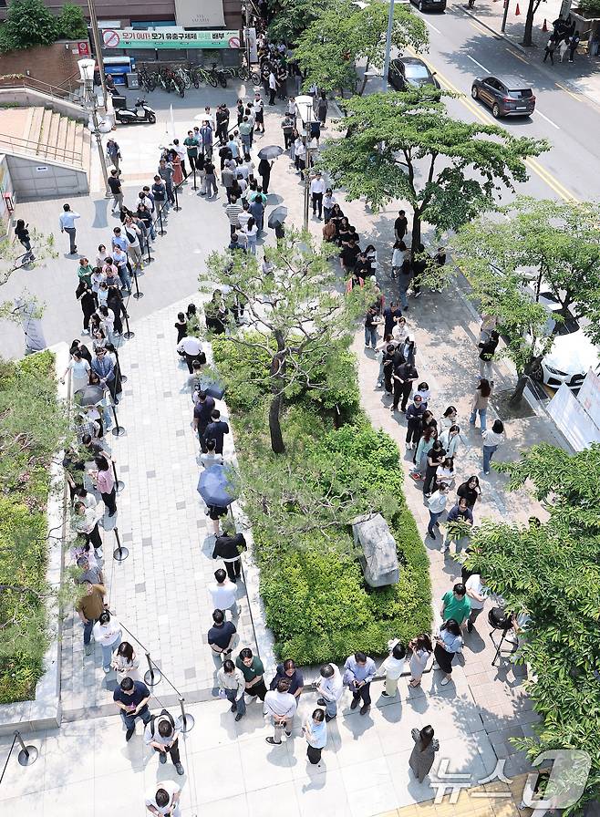 제21대 대통령 선거 사전 투표 첫날인 29일 오전 서울 강남구 역삼1동 주민센터에 마련된 사전투표소에서 유권자들이 투표하기 위해 줄을 서 있다. 2025.5.29/뉴스1 ⓒ News1 김성진 기자