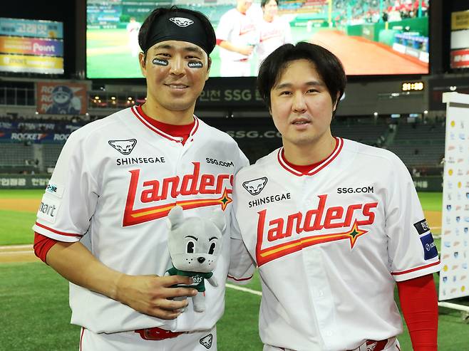 SSG 랜더스의 최정(오른쪽)과 한유섬은 KBO리그 동일 선수 최다 백투백 홈런 단독 2위에 올랐다. (SSG 랜더스 제공)
