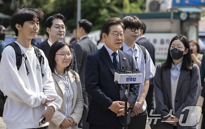 이재명 더불어민주당 대통령 후보가 제 21대 대통령선거 사전투표 첫날인 29일 서울 서대문구 신촌동 주민센터에서 투표를 마친 뒤 소감을 말하고 있다. (공동취재) 2025.5.29/뉴스1 ⓒ News1 안은나 기자