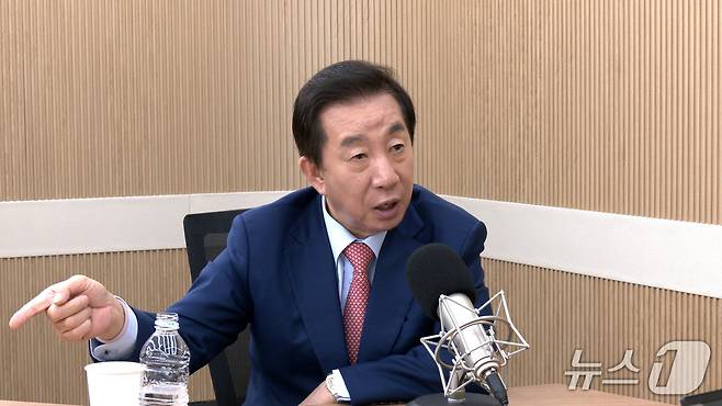 국민의힘 선거대책위원회 국민소통위원장인 김성태 전 국민의힘 의원이 29일 뉴스1TV '팩트앤뷰'에 출연해 질문에 답하고 있다.