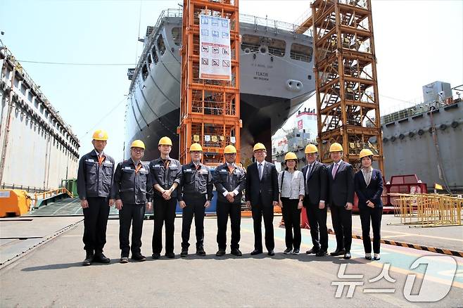 조태열 외교부 장관이 29일 한화오션 거제 사업장을 방문해 미국 해군 7함대 급유함 유콘함에 대한 유지보수 작업 현장 등을 시찰 후 기념 촬영을 하고 있다. (외교부 제공. 재판매 및 DB 금지) 2025.5.29/뉴스1