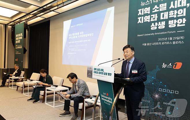 강성호 한국인문사회연구소협의회 회장이 29일 서울 용산구 나인트리 프리미어 로카우스 호텔에서 '지역 소멸 시대, 지역과 대학의 상생 방안'을 주제로 열린 2025 뉴스1 대학혁신포럼에 참석해 'RISE사업 활성화를 위한 지역공동체·지역대학협력방안'을 주제로 발표하고 있다. 2025.5.29/뉴스1 ⓒ News1 이승배 기자