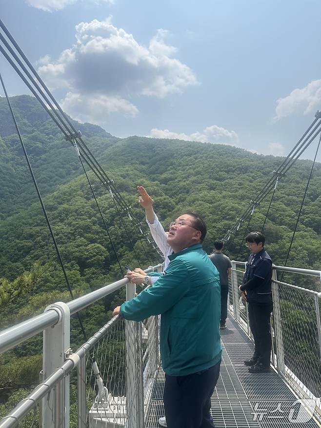 29일 김종훈 전북도 경제부지사가 진안군 소재 운일암반일암 구름다리에서 합동 안전점검을 실시하고 있다.(전북도 제공. 재판매 및 DB금지)/뉴스1
