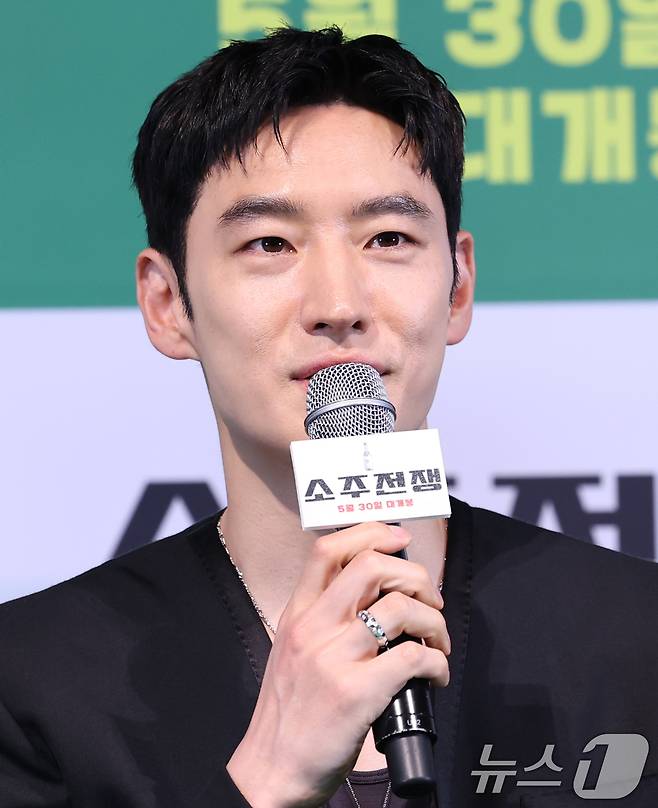 배우 이제훈이 29일 서울 용산구 CGV용산아이파크몰에서 열린 영화 '소주전쟁' 언론시사회에 참석해 인사말을 하고 있다. 영화 ‘소주전쟁’은 1997년 IMF 외환위기, 소주 회사가 곧 인생인 재무이사 종록과 오로지 성과만 추구하는 글로벌 투자사 직원 인범이 대한민국 국민 소주의 운명을 걸고 맞서는 이야기를 그린다. 2025.5.29/뉴스1 ⓒ News1 권현진 기자