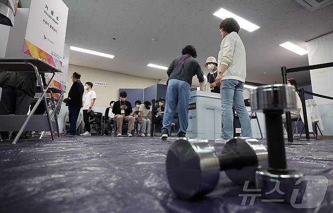 제21대 대통령 선거 사전 투표 첫날인 29일 오후 서울 강남구 수서동 강남스포츠문화센터에 마련된 사전투표소에서 한 유권자가 소중한 한 표를 행사하고 있다.  사전투표 첫날 오후 2시 현재 전국 평균 투표율은 12.34%를 기록, 지난 대선 같은 시각의 사전투표율 10.48%보다 1.86%포인트(p) 높다. 2025.5.29/뉴스1 ⓒ News1 김진환 기자