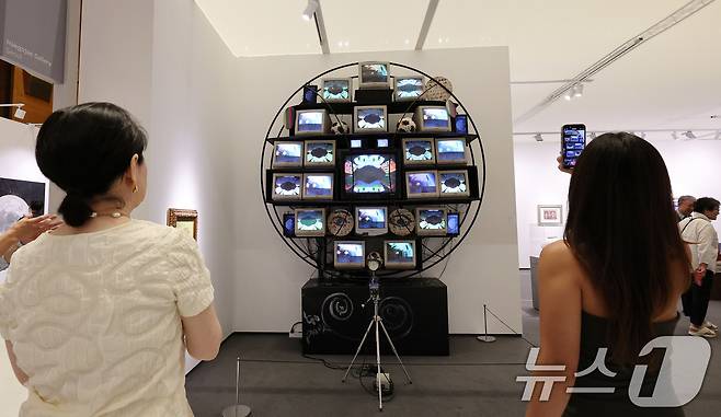 글로벌 아트페어 ‘프리즈 서울 2024‘ VIP 프리뷰를 찾은 관람객들이 전시된 작품을 둘러보고 있다. 2024.9.4/뉴스1 ⓒ News1 박지혜 기자