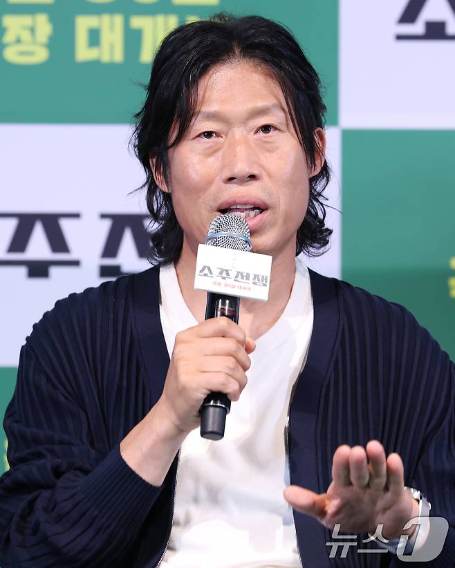 배우 유해진이 29일 서울 용산구 CGV용산아이파크몰에서 열린 영화 '소주전쟁' 언론시사회에 참석해 취재진 질문에 답하고 있다. 영화 ‘소주전쟁’은 1997년 IMF 외환위기, 소주 회사가 곧 인생인 재무이사 종록과 오로지 성과만 추구하는 글로벌 투자사 직원 인범이 대한민국 국민 소주의 운명을 걸고 맞서는 이야기를 그린다. 2025.5.29/뉴스1 ⓒ News1 권현진 기자