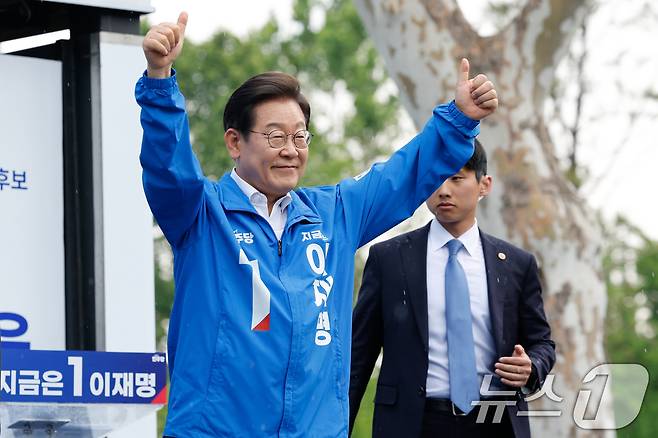 이재명 더불어민주당 대통령 후보가 제21대 대통령선거 사전투표 첫날인 29일 오후 서울 송파구 잠실야구장 앞 광장에서 유세를 마친 뒤 인사하고 있다. 2025.5.29/뉴스1 ⓒ News1 안은나 기자