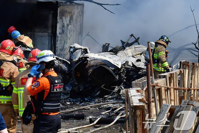 29일 오후 1시 35분쯤 경북 포항 남구 동해면 야산에 해군 해상 초계기 (P-3C)가 추락해 전소됐다. 사고 현장에서 소받당국과 해군 항공사령부 소방대가 진화 작업 및 인명 수색을 하고 있다. 2025.5.29/뉴스1 ⓒ News1 최창호 기자