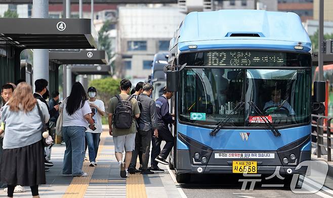 서울 중구 서울역 버스환승센터에서 시민들이 버스를 이용하고 있다.  2025.5.27/뉴스1 ⓒ News1 민경석 기자