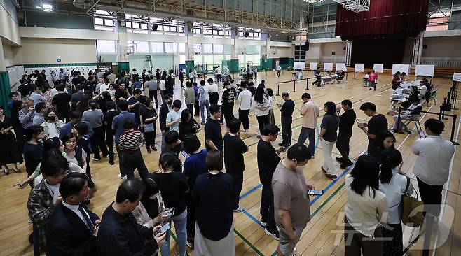 제21대 대통령 선거 사전 투표 첫날인 29일 오후 서울 강남구 수서동 강남스포츠문화센터에 마련된 사전투표소에서 유권자들이 투표를 하기 위해 길게 줄을 늘어서 있다.  2025.5.29/뉴스1 ⓒ News1 김진환 기자
