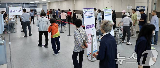 제21대 대통령 선거 사전 투표 첫날인 29일 전북 전주시 전북특별자치도교육청 별관 창조나래 3층에 마련된 사전투표소에 유권자들이 투표를 하기 위해 차례를 기다리고 있다. 2025.5.29/뉴스1 ⓒ News1 유경석 기자