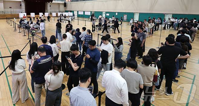 제21대 대통령 선거 사전 투표 첫날인 29일 오후 서울 강남구 수서동 강남스포츠문화센터에 마련된 사전투표소에서 유권자들이 투표를 하기 위해 길게 줄을 늘어서 있다.  2025.5.29/뉴스1 ⓒ News1 김진환 기자