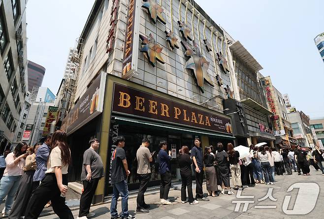 제21대 대통령선거 사전투표 첫 날인 29일 서울 중구 소공동주민센터에 마련된 투표소에서 직장인들이 점심시간을 이용해 투표를 하기 위해 길게 줄을 늘어서 있다. 2025.5.29/뉴스1 ⓒ News1 오대일 기자