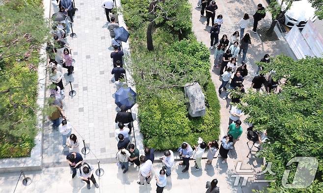 제21대 대통령 선거 사전 투표 첫날인 29일 오전 서울 강남구 역삼1동 주민센터에 마련된 사전투표소에서 유권자들이 투표하기 위해 줄을 서 있다. 2025.5.29/뉴스1 ⓒ News1 김성진 기자