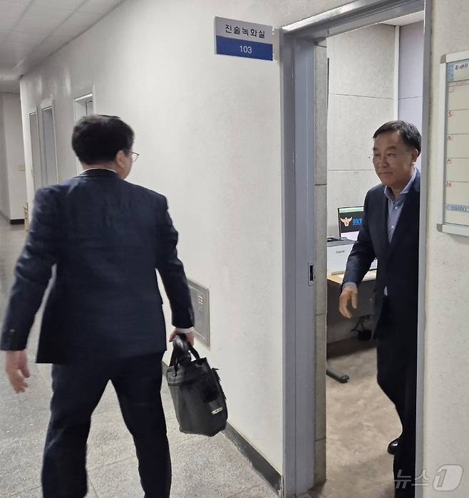 여성 민원인을 상대로 한 성 비위와 금품수수 의혹을 받는 김진하 강원 양양군수 경찰 조사 당시.(뉴스1 DB) ⓒ News1 윤왕근 기자