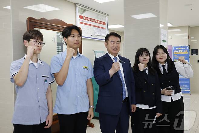 이정선 광주교육감이 29일 오후 화정2동 행정복지센터에 마련된 투표소에서 생애 첫 투표에 참여하는 학생들과 기념촬영을 하고 있다. 왼쪽부터 광덕고 하유성 학생회 부회장, 광주고등의회 최장우 의장, 광주여고 노명선 학생회장, 광주여고 김지연 학생과 함께 투표 후 기념촬영을 하고 있다.(광주교육청 제공. 재배포 및 DB 금지) 2025.5.29/뉴스1