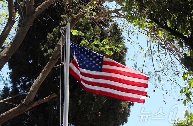 시리아 다마스쿠스 주재 미국 대사관에 성조기가 게양됐다. 2025.05.29 ⓒ 로이터=뉴스1 ⓒ News1 정지윤 기자