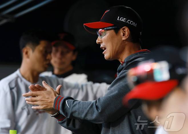 29일 오후 서울 송파구 잠실야구장에서 열린 프로야구 '2025 신한 SOL뱅크 KBO 리그' 한화 이글스와 LG 트윈스의 경기, LG 염경엽 감독이 1회초 이닝을 마친 선수들을 향해 손뼉을 치며 독려하고 있다. 2025.5.29/뉴스1 ⓒ News1 김진환 기자