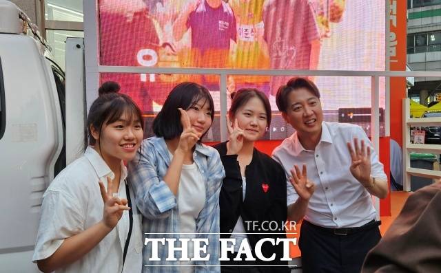 '젓가락' 발언으로 거센 비판을 받고 있는 이준석 개혁신당 대선 후보가 28일 수도권 유세에 나서자 일부 시민들이 그를 향해 따가운 시선을 보냈다. /서다빈 기자