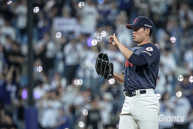 롯데 김진욱이 27일 대구삼성라이온즈파크에서 열린 2025 KBO리그 삼성전 7회말 등판해 포수와 수신호를 주고받고 있다. 사진 | 롯데 자이언츠