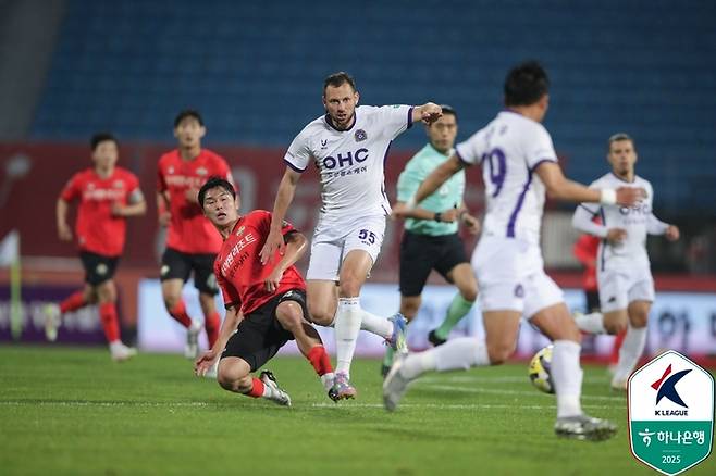 안양 토마스(가운데)가 28일 강원전에서 패스를 시도하고 있다. 사진 | 한국프로축구연맹