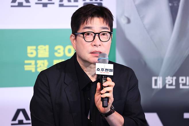 배우 손현주가 29일 오후 서울 용산구 CGV용산아이파크몰에서 열린 영화 ‘소주전쟁’ 언론시사회 및 기자간담회에서 인사말을 하고 있다. 사진 | 연합뉴스