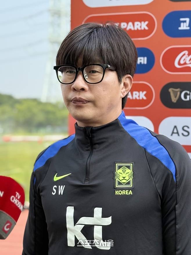 여자축구대표팀 신상우 감독이 27일 시흥 정왕체육공원축구장에서 훈련을 앞두고 인터뷰에 응하고 있다. 시흥 | 정다워 기자