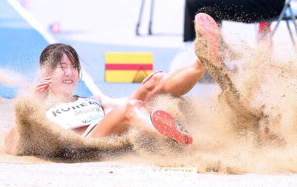 28일 경북 구미시민운동장에서 열린 '2025 구미아시아육상선수권대회' 멀리뛰기에 출전한 유정미(안동시청)가 경기에 임하고 있다. 사진┃강명호 기자