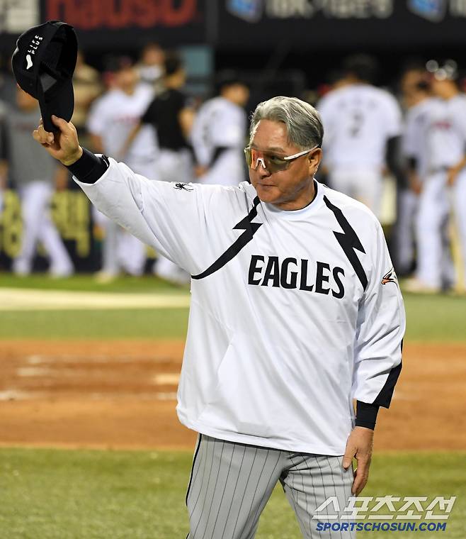 28일 잠실구장에서 열린 LG 트윈스와 한화 이글스의 경기. 연장 11회 접전끝 승리한 한화 김경문 감독이 환호하고 있다. 잠실=박재만 기자 pjm@sportschosun.com/2025.05.28/