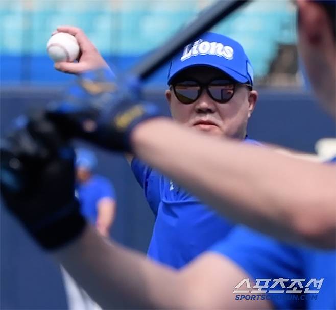 27일 대구 라이온즈파크. 삼성 박진만 감독이 강민호와 구자욱을 위해 40여 분간 200개가 넘는 베팅볼을 던졌다. 대구=정재근 기자 cjg@sportschosun.com/2025.5.27/