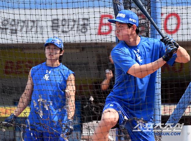 27일 대구 라이온즈파크. 삼성 박진만 감독이 강민호와 구자욱을 위해 40여 분간 200개가 넘는 베팅볼을 던졌다. 타격하는 구자욱. 대구=정재근 기자 cjg@sportschosun.com/2025.5.27/