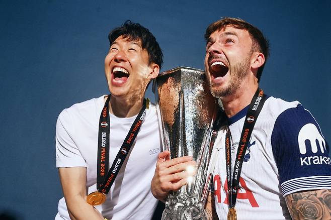 [스포츠조선 강우진 기자]유럽축구연맹(UEFA) 챔피언스리그 진출을 확정한 토트넘 홋스퍼가 손흥민의 미래에 대한 중대한 결정을 내렸다는 보도가 나왔다. 손흥민이 사우디아라비아 리그 이적설이 나오는 가운데 다음 시즌에도 계속해서 토트넘의 주장으로 남을 것이라는 소식이다. 

이번 시즌 부진을 이겨내고 다음 시즌 챔피언스리그 무대에서 활약할 수 있다고 전망했다.

영국 스퍼스웹은 28일(한국시각) "손흥민의 미래에 대한 흥미로운 업데이트가 나왔다"라며 "사우디아라비아 클럽들의 관심이 보도되는 가운데, 손흥민이 이번 여름 이후에도 토트넘에 잔류할 가능성이 크다는 것"이라고 전했다. 사진=SNS