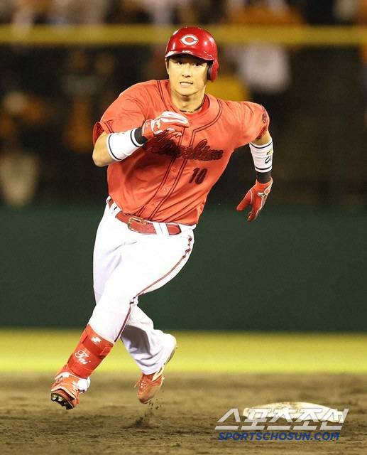 히로시마 신인 내야수 사사키가 28일 요미우리전 9회 2사후 3루타를 터트렸다. 요미우리 특급 마무리 마르티네즈가 내준 통산 첫 3루타였다. 사진캡처=스포츠닛폰 홈페이지