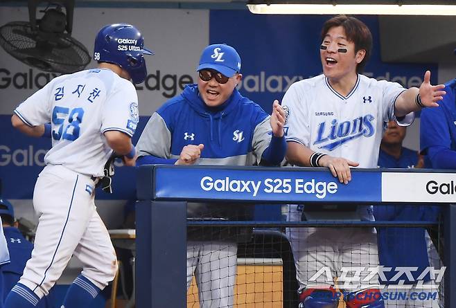 27일 대구 라이온즈파크에서 열린 롯데-삼성전. 2회말 2사 2, 3루 김성윤 타석. 감보아의 폭투 때 김지찬이 득점한 후 박진만 감독과 강민호의 축하를 받고 있다. 대구=정재근 기자 cjg@sportschosun.com/2025.5.27/