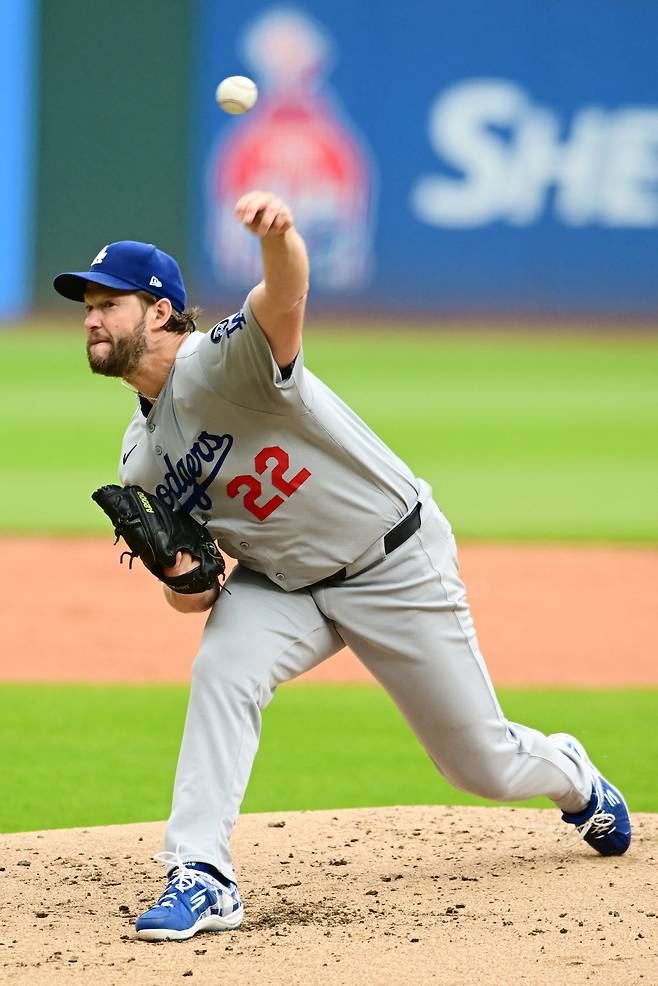 LA 다저스 클레이튼 커쇼가 29일(한국시각) 클리블랜드 가디언스전에 선발등판해 힘차게 공을 뿌리고 있다. Imagn Images연합뉴스