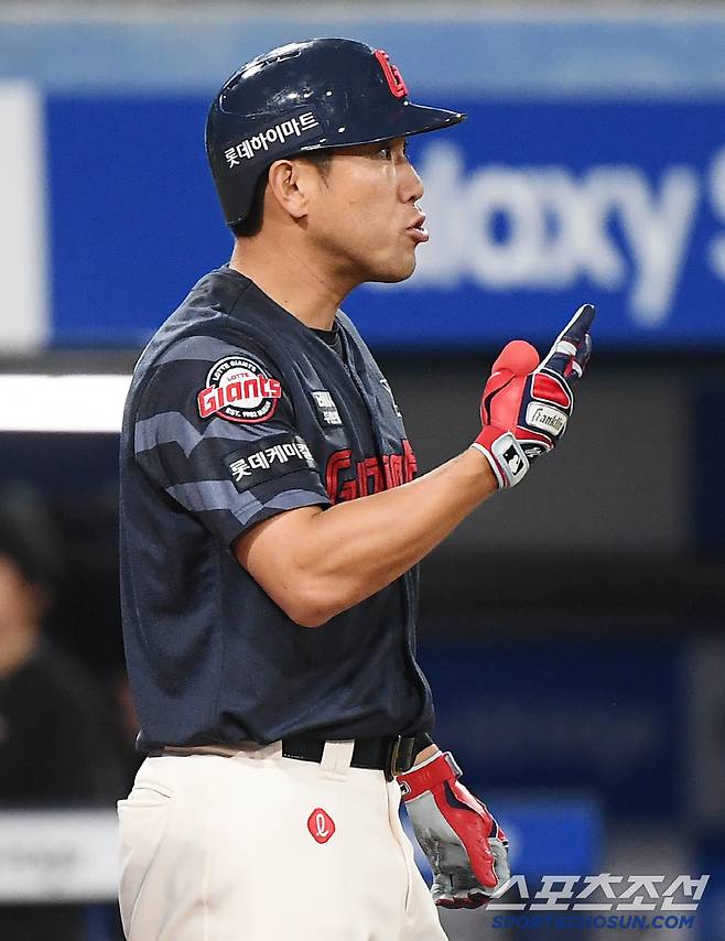 전준우가 최원태를 향해 '두 번째'라며 불만을 표시하고 있다.